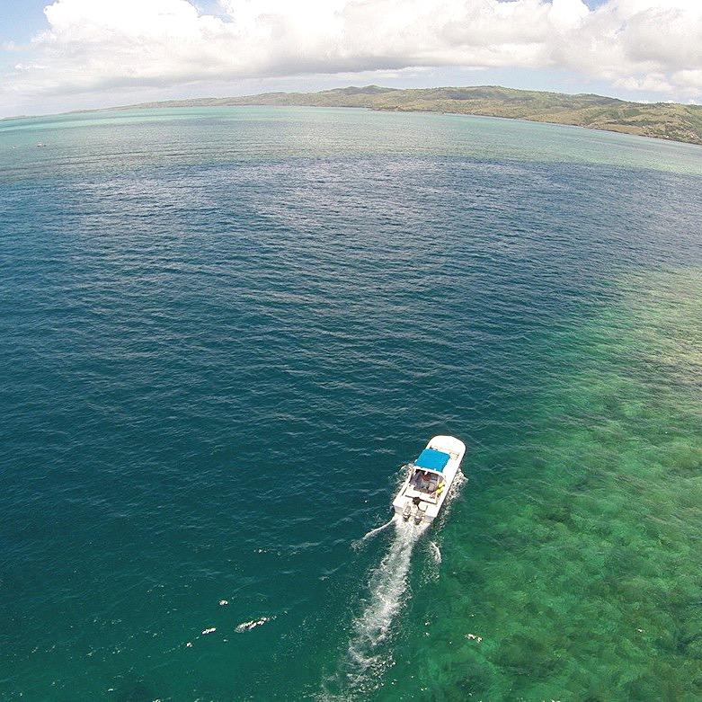 Le bateau de Bouba Diving dans le lagon